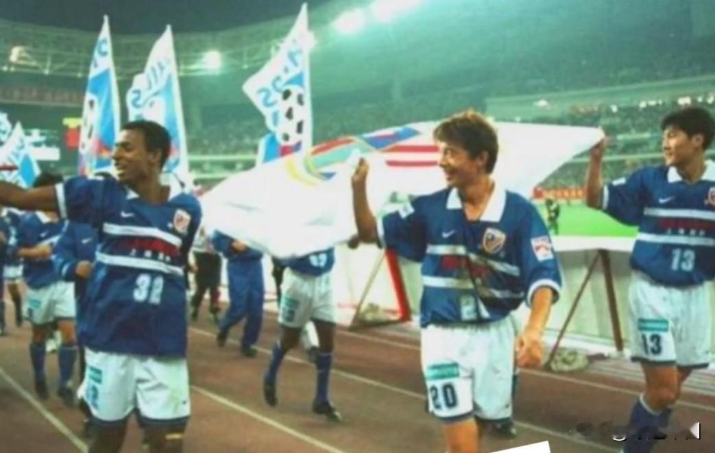 1995年，申花队用夺冠后的一笔奖金，购买了35部霸伏助力车，给所有球员一人一部