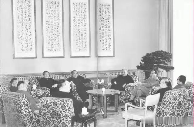 1960年4月北京的一次中共中央政治局扩大会议，摄影者为侯波。你能认出全部领袖吗