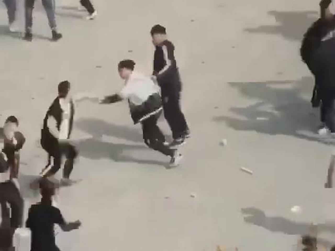 “差一点酿成大祸，”浙江杭州，桐庐县两位中学生因为一些琐事发生了肢体冲突，一方受