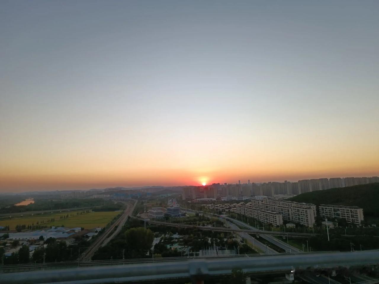 
晚霞满天飞，
国庆节的夕阳分外美，
秋风凉了许多，
温馨的晚霞映照着大地，
俯