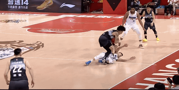 钟诚技战术布置感觉有点问题，本来最后一节一度领先10分应该换上小外援控制一下，结