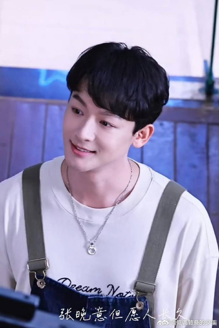 张晚意孙竟成张晚意人美心善，今天又请但愿人长久工作人员喝奶茶了，帅哥人真好   