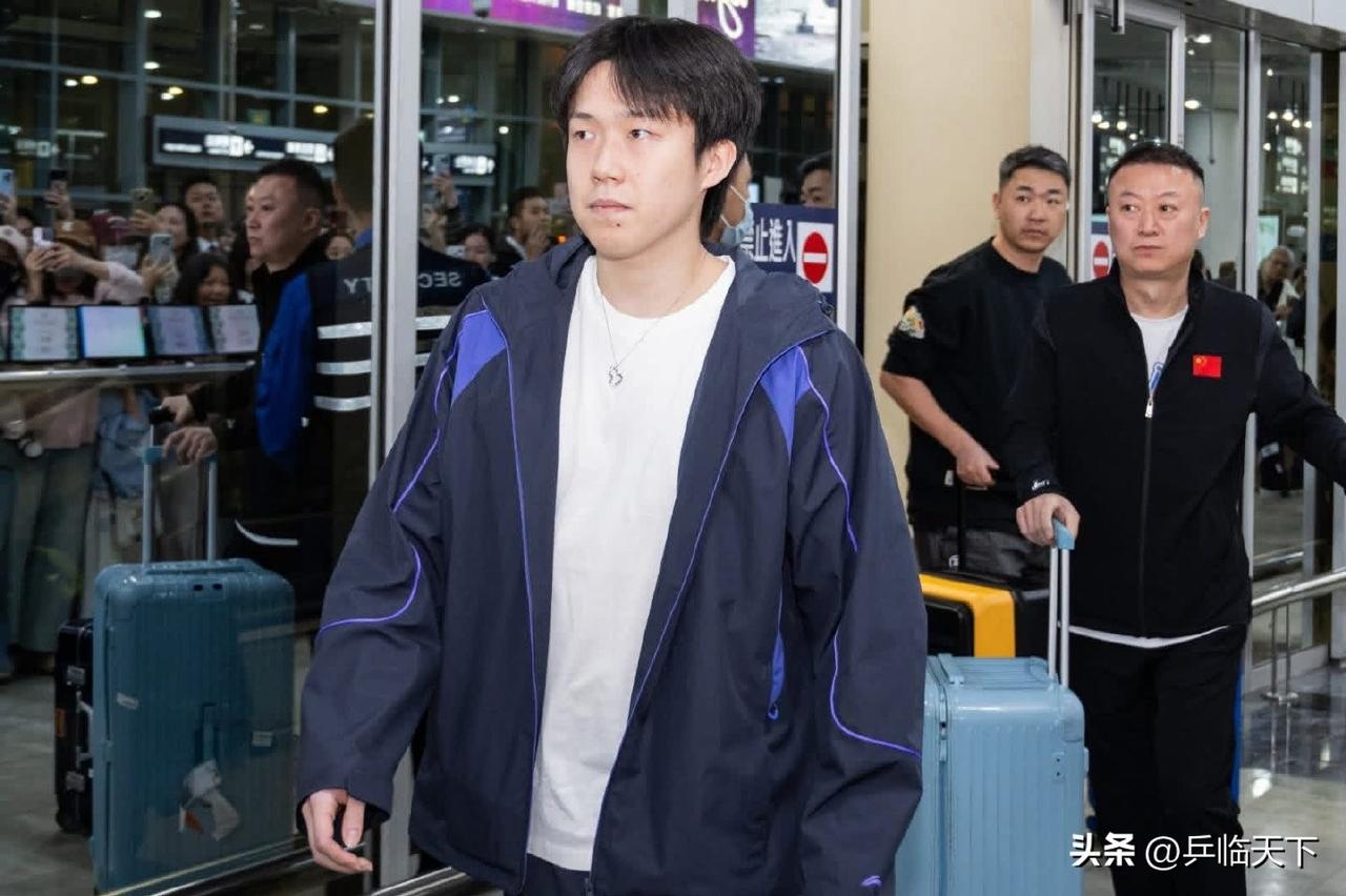 国乒球员抵达澳门！
万众期待的国乒天团，已顺利抵达中国澳门。
由孙颖莎、王楚钦领