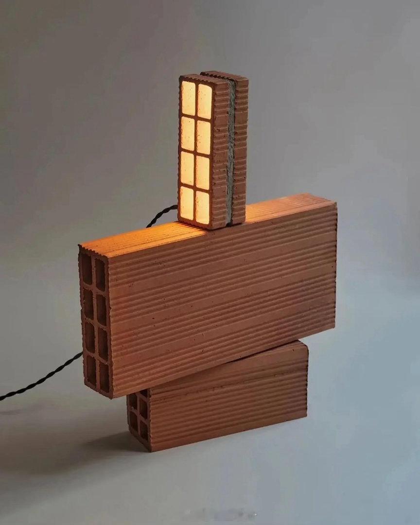 砖形灯具|设计：maximalestudio_这盏手工灯具由两件陶瓷构件拼接而成