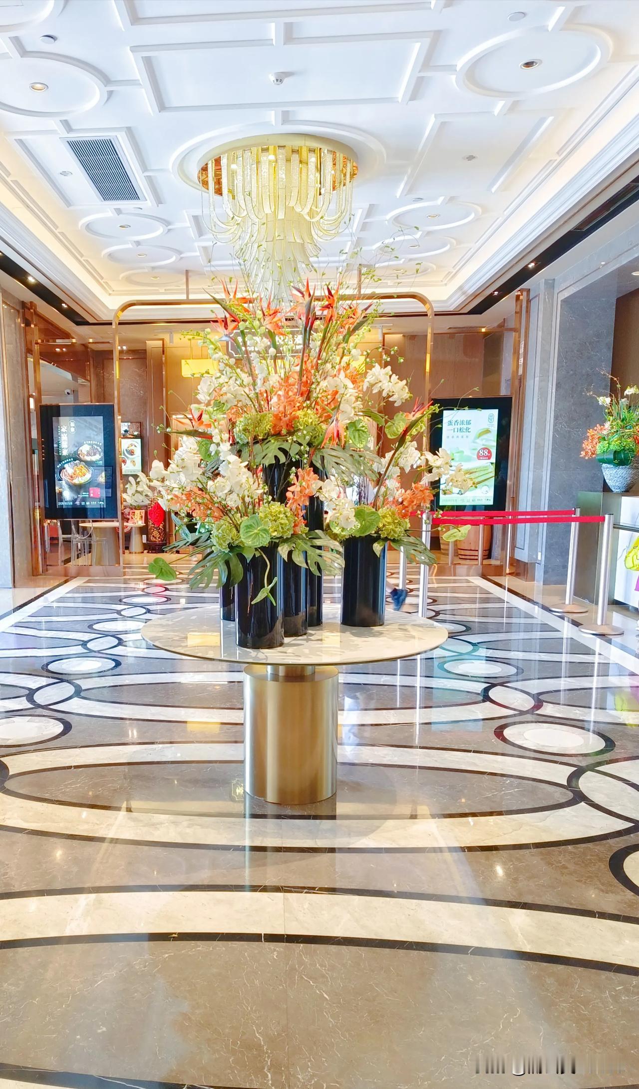 #秋日里最难忘的那件事#
和闺蜜在一家火锅店用餐，不经意间看到了一个熟悉的身影，