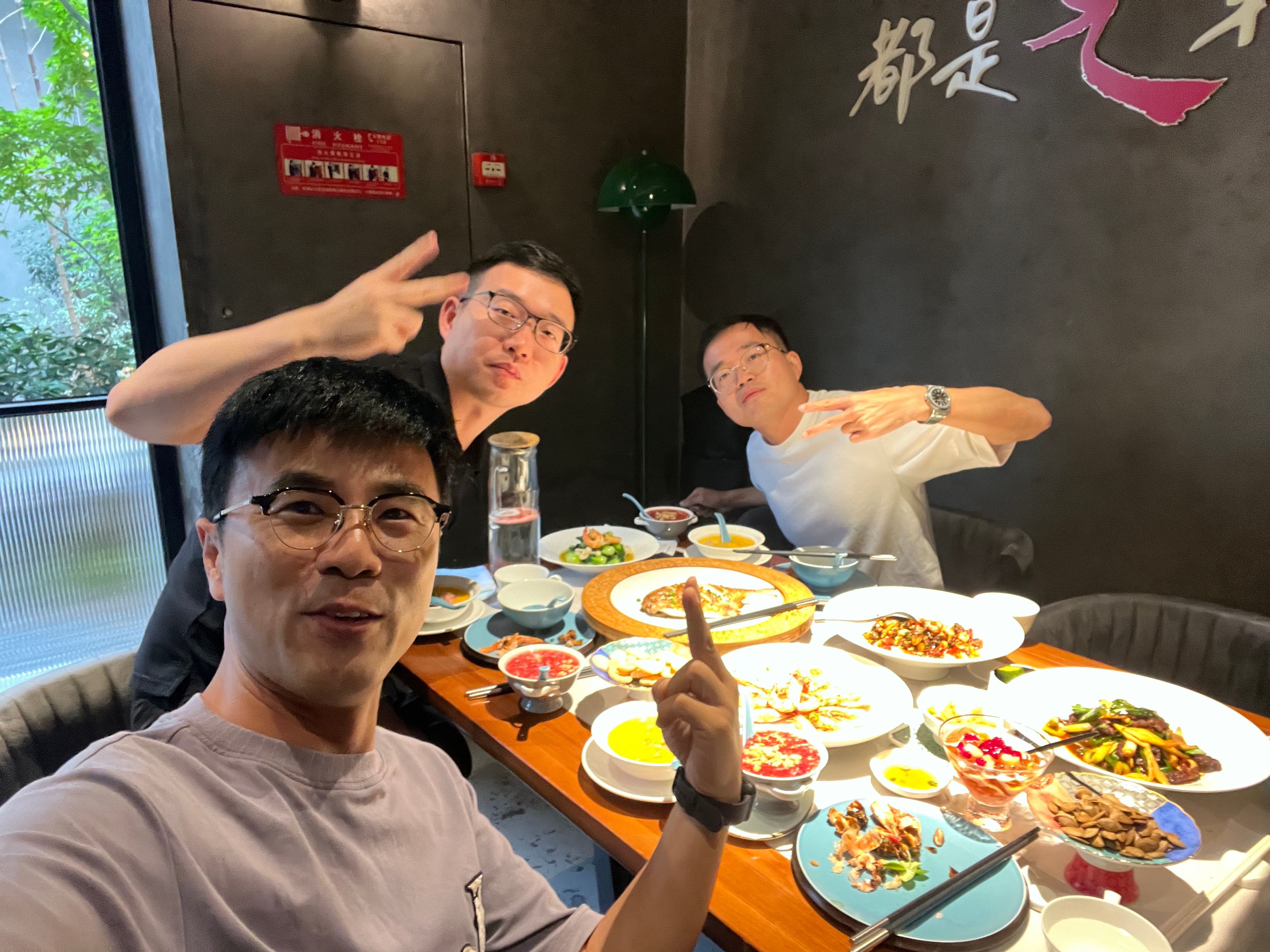 今天在宁波跟654俱乐部老板一起吃饭。  ​​​