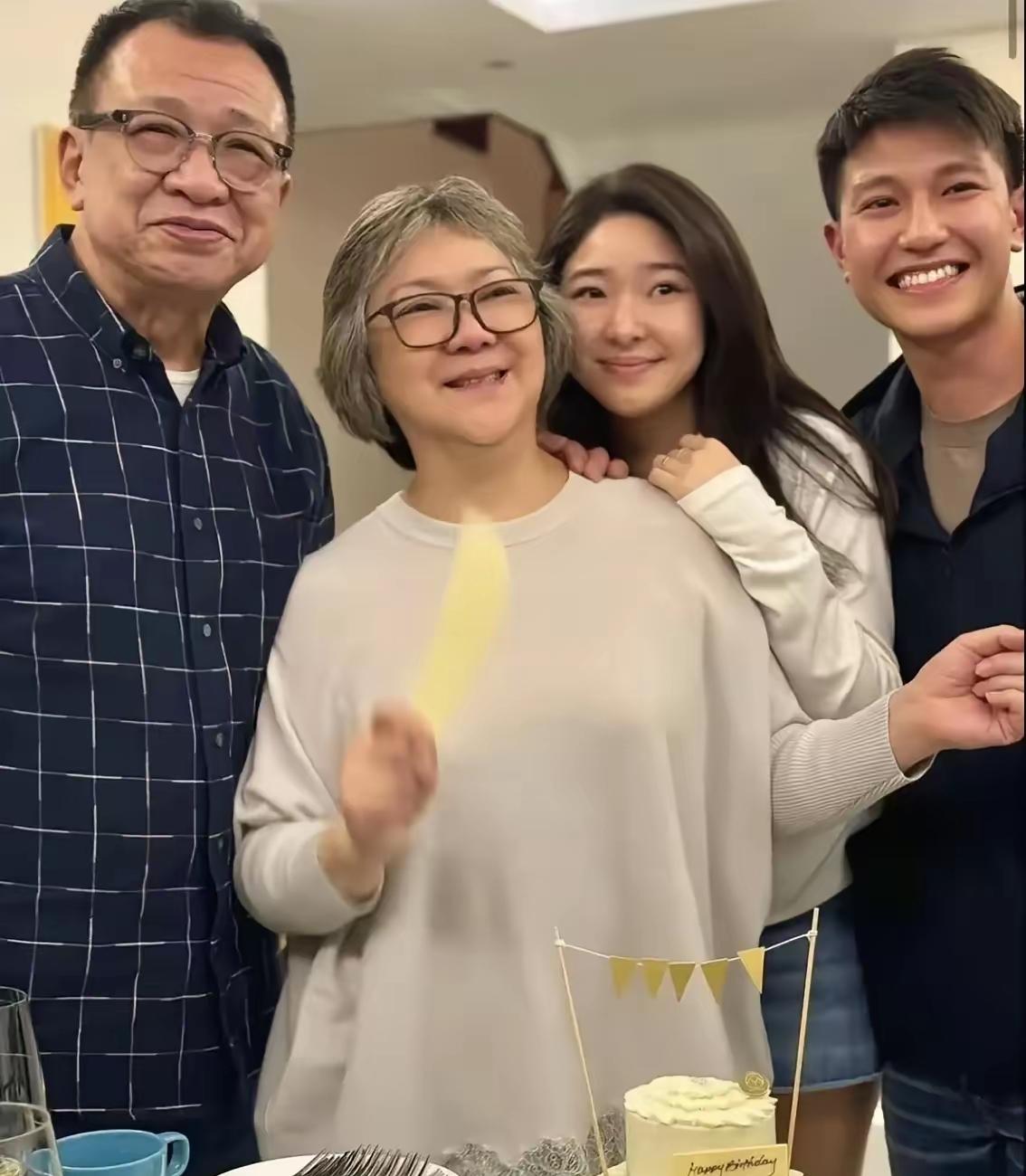 狠狠打脸了！许绍雄43岁娶二婚带娃妻，33年零绯闻：许绍雄打脸所有偏见！
 
许