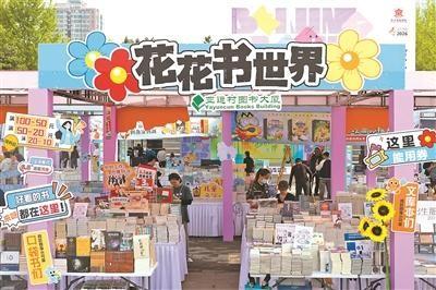 这事看得我心里一抽一抽的。
她削苹果皮一直没断，阳光照着花白头发和老人肩头毯子，