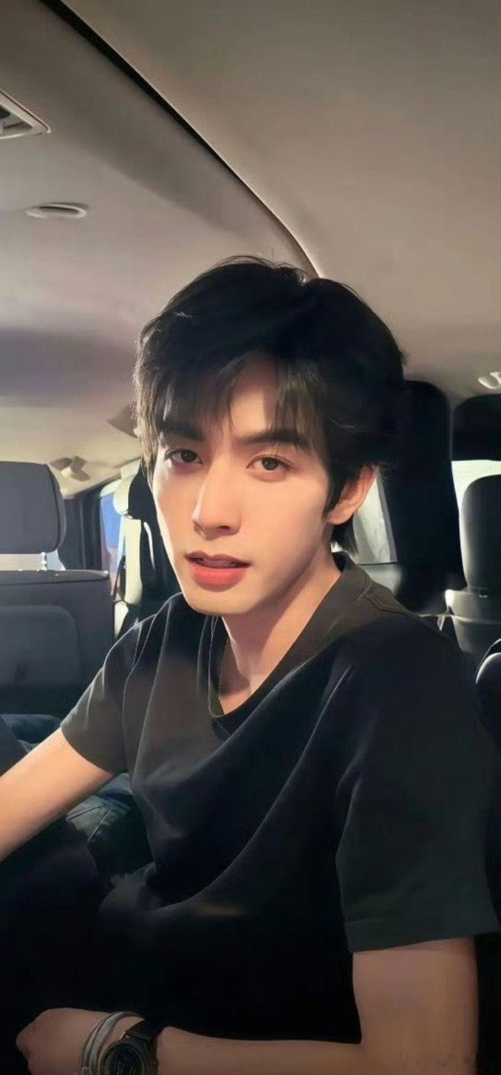 宋威龙 浓颜骨相格外出挑，利落下颌线搭配深邃眉眼，身形挺拔舒展。安静时自带清冷气