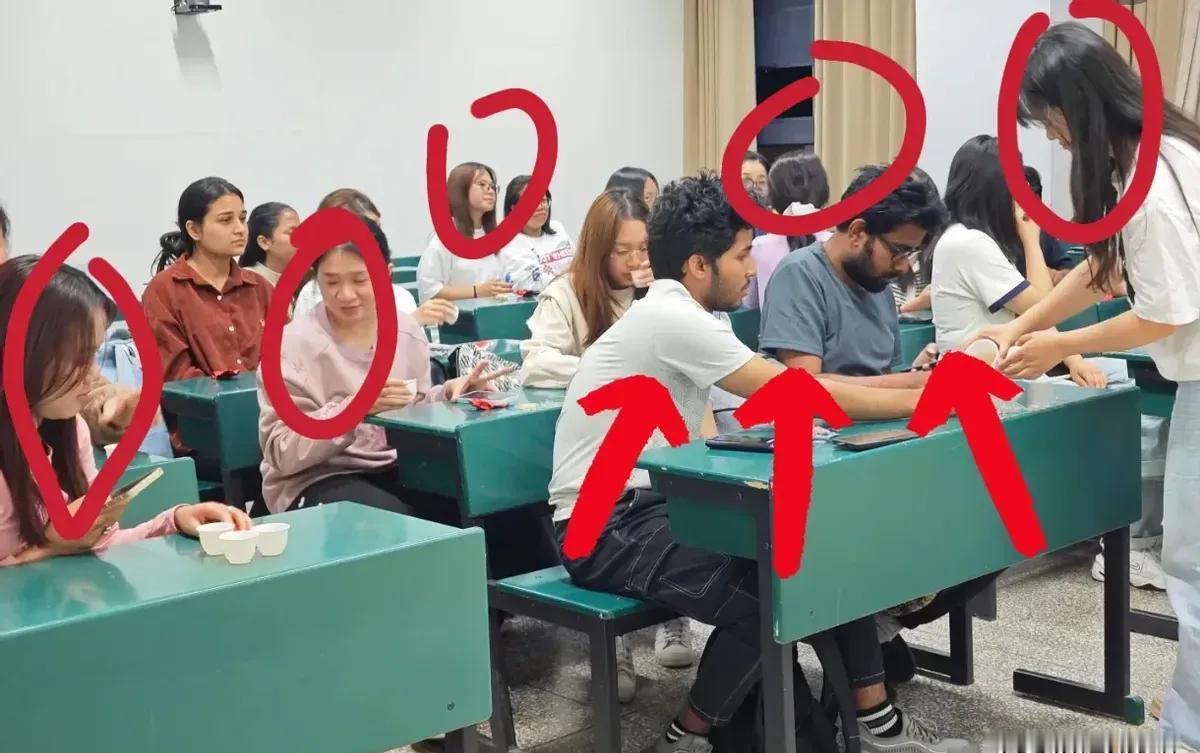 全班女生凭空消失

教室只剩翻译教材叠成墙

她们不是旷课，是把椅子掀了

拒绝