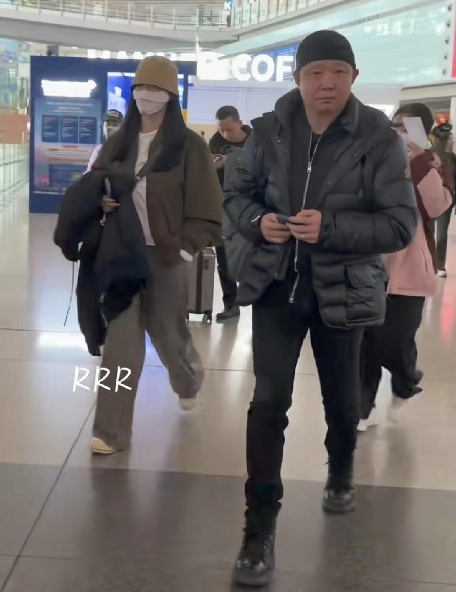 姚晨离婚，去年与曹郁机场同行，就形同陌路了！二人别说牵手挽胳膊了，谁也不看谁，各