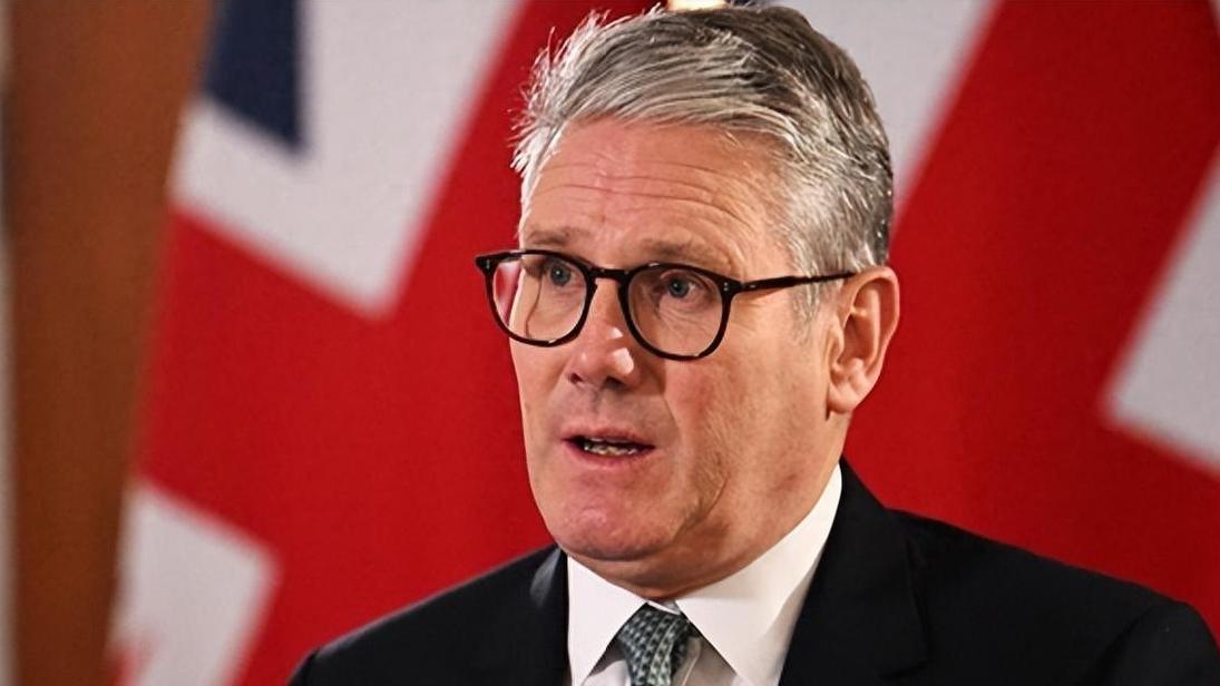 英国首相斯塔默1月28日起访华，引发关注。
此行并非简单“要饭”，而是带着50多