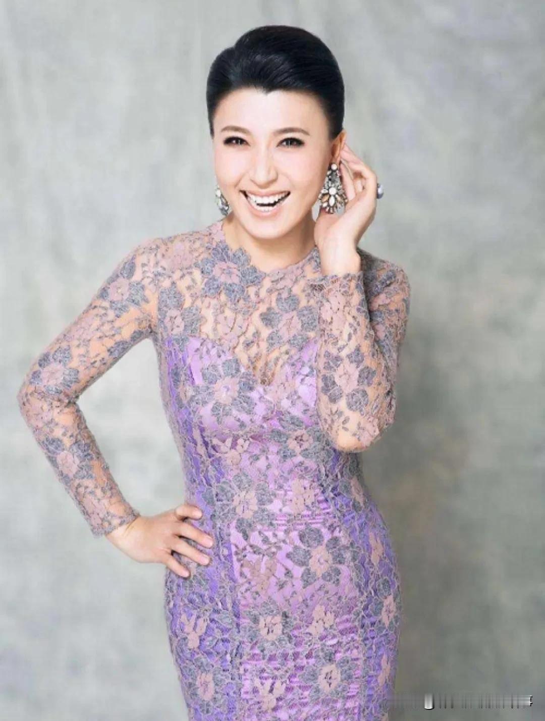 2001年，春晚后台，闫学晶正准备着与潘长江的小品演出，突然，导演急匆匆地走到她