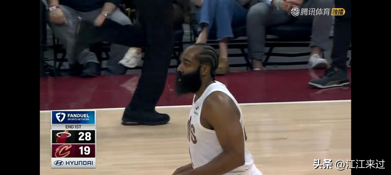 骑士首节阿特金森又排出三后卫组合，又遇4分钟得分荒，首节仅有19分入账，骑士背靠