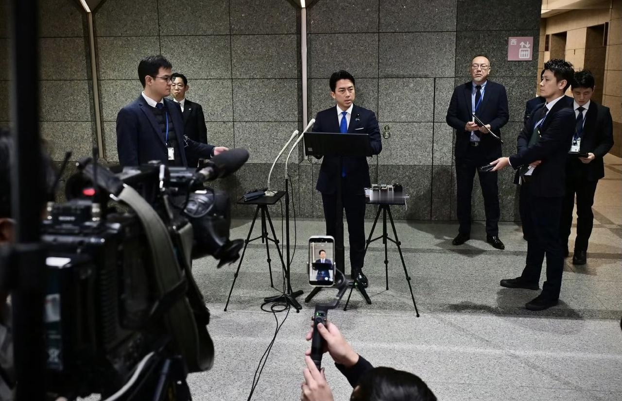 敌人跳脚，就说明我们做的对症了！
被照的第3天，日本防卫大臣小泉进次郎继续紧急召