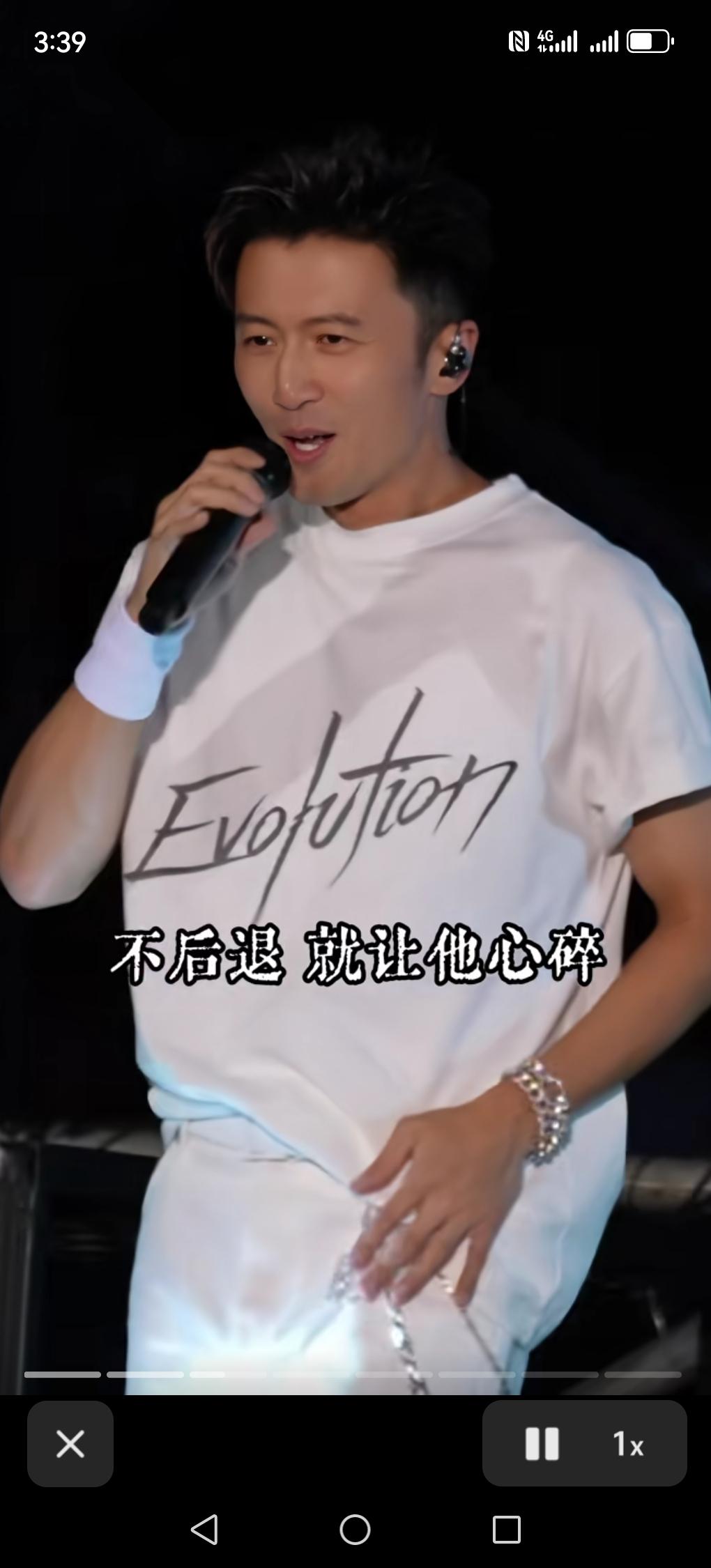 谢霆锋厨子做久了都快忘了自己曾经也是歌手。这两天一直在看他的鸟巢演唱会视频切片，