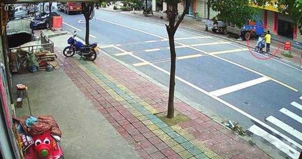 这个女子真是疯了，大马路上车流如梭，因为与丈夫吵架逼丈夫道歉，竟推着婴儿飞奔呼啸