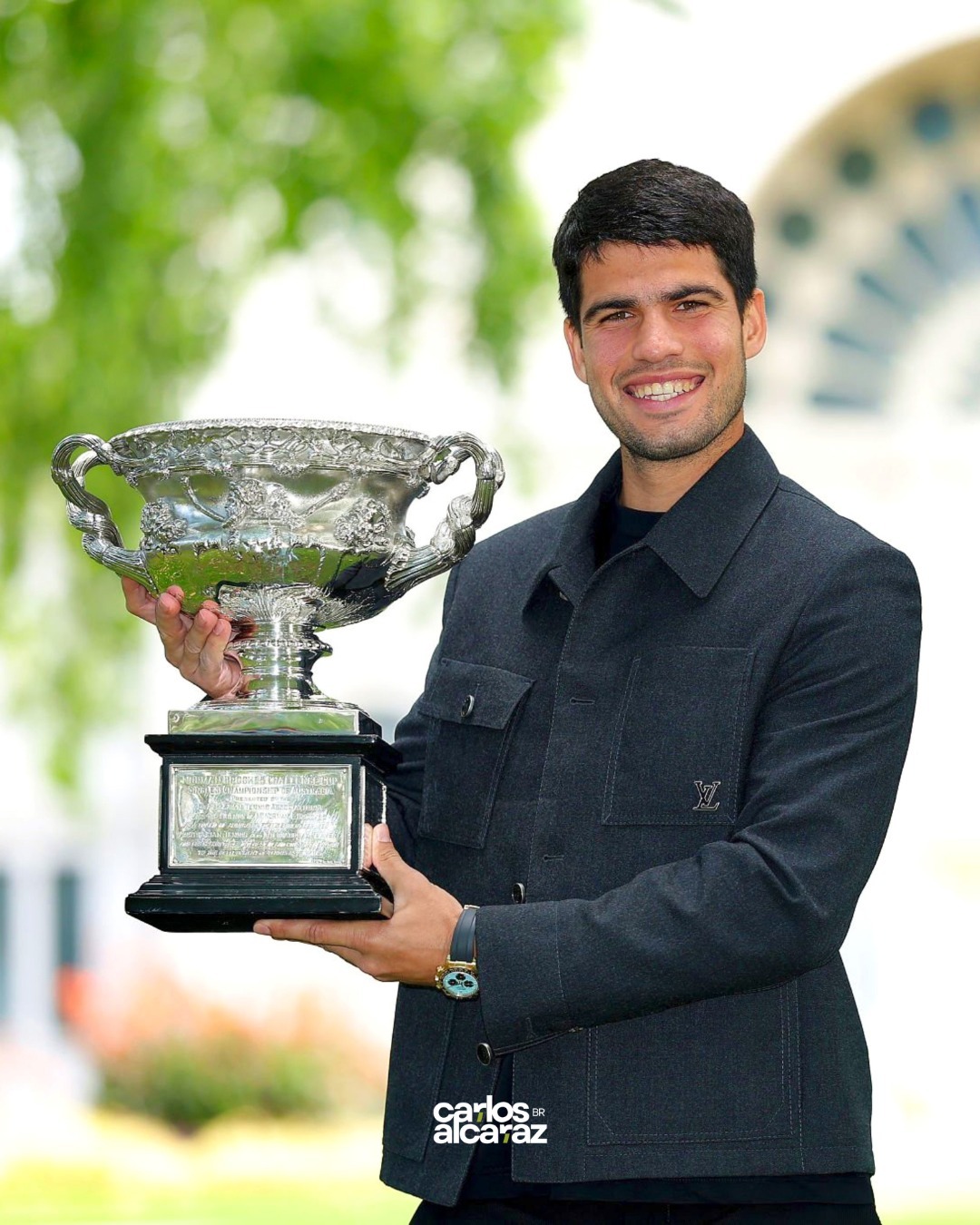 #阿尔卡拉斯澳网冠军宣传照# 2026澳网男单决赛，阿尔卡拉斯3-1战胜德约科维