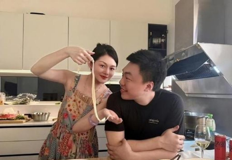 于正晒聚餐合照引热议，夸赞晚晚厨艺出众，网友议论纷纷 