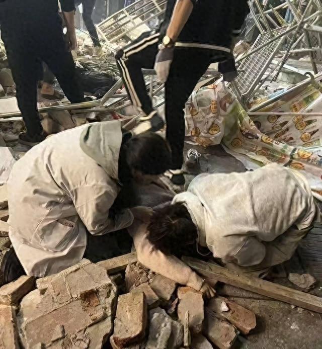 长沙老街装修塌方致二人死亡，安全预警屡被无视，历史街区存隐患。
长沙潮宗街发生装