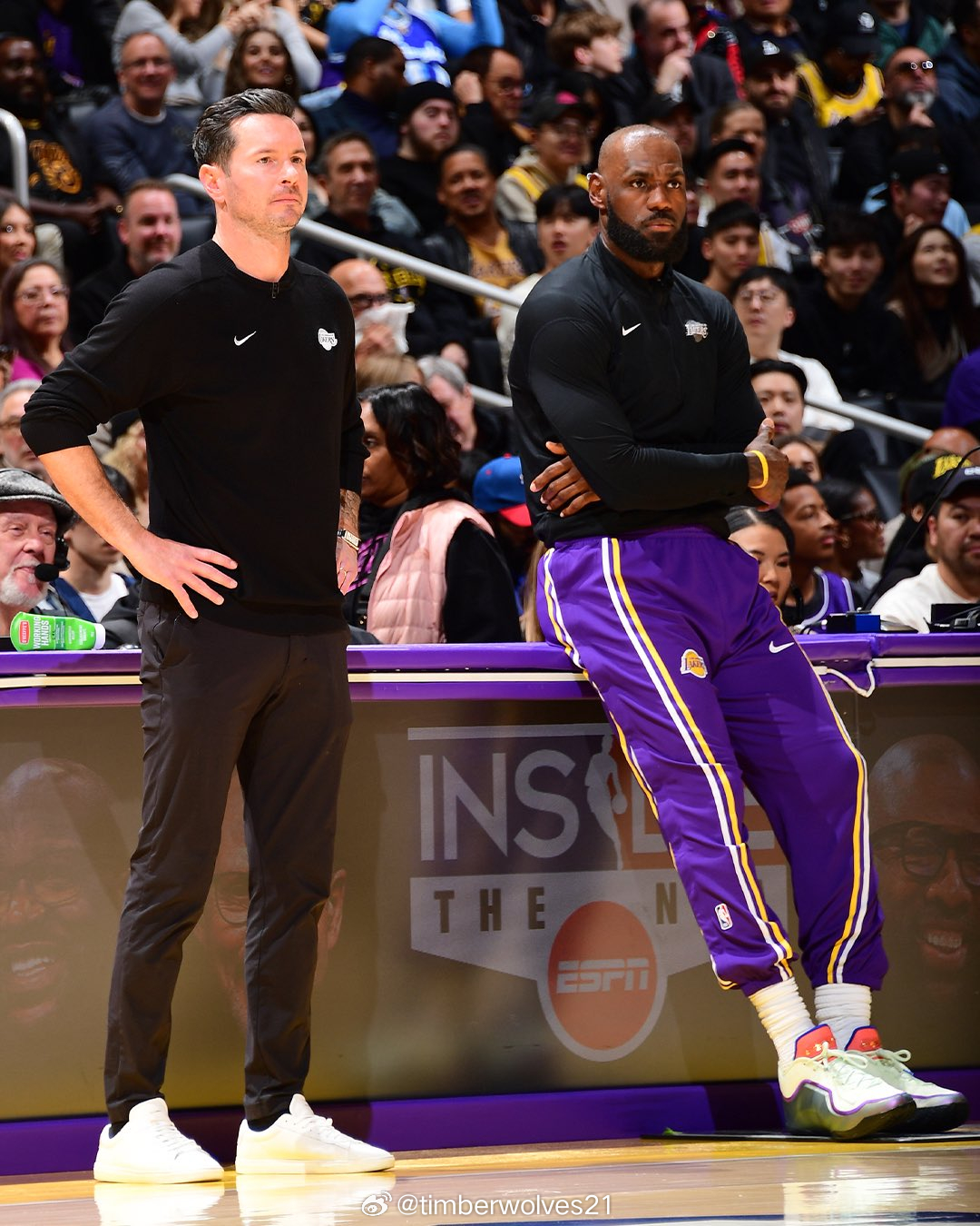 2006年NCAA锦标赛期间，JJ·雷迪克穿着“午夜蓝”配色的耐克LeBron 