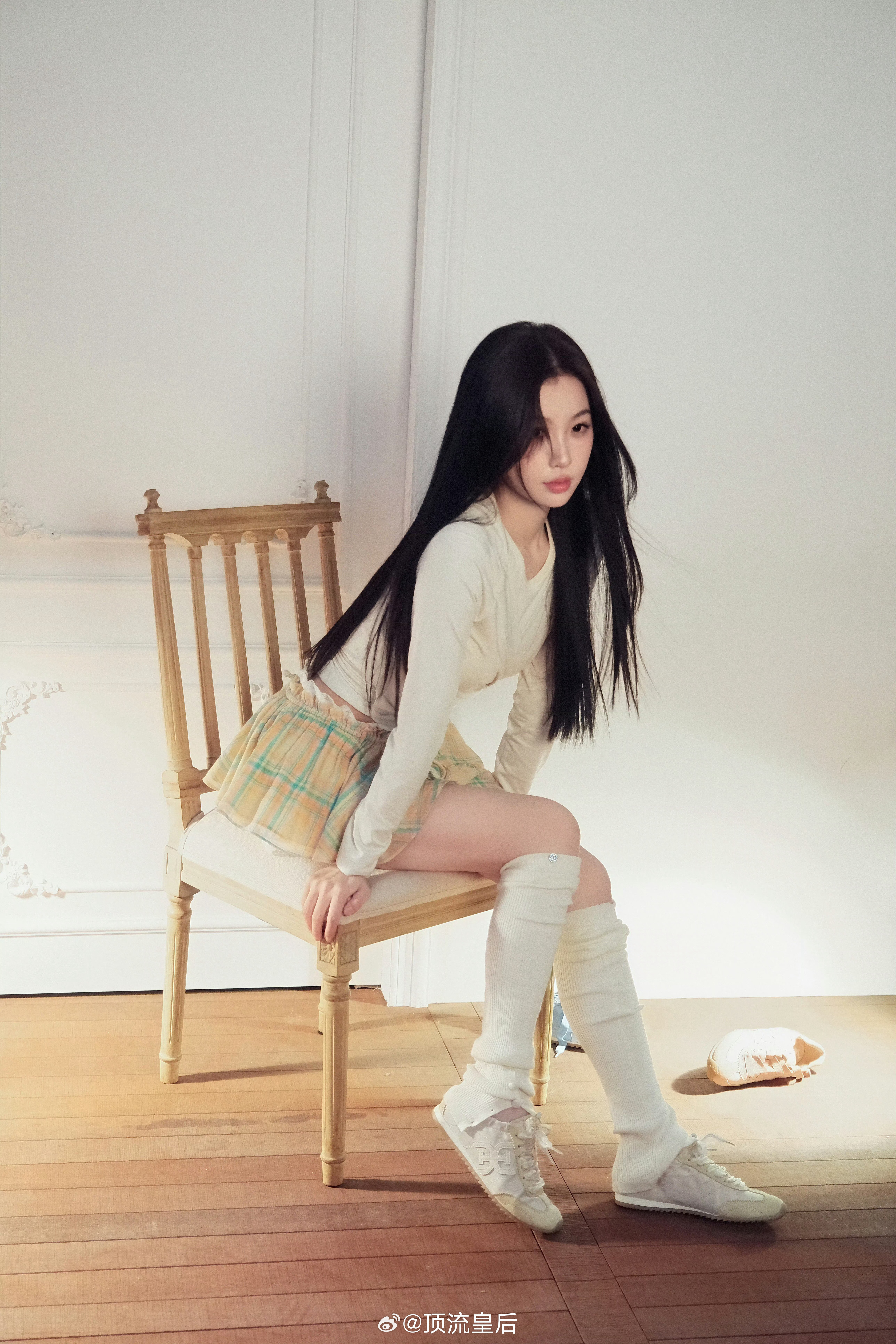 她很爱拍这种男凝视角，装清纯可爱又带有一点点小性感扭捏作态的图片。是男粉很多吗？