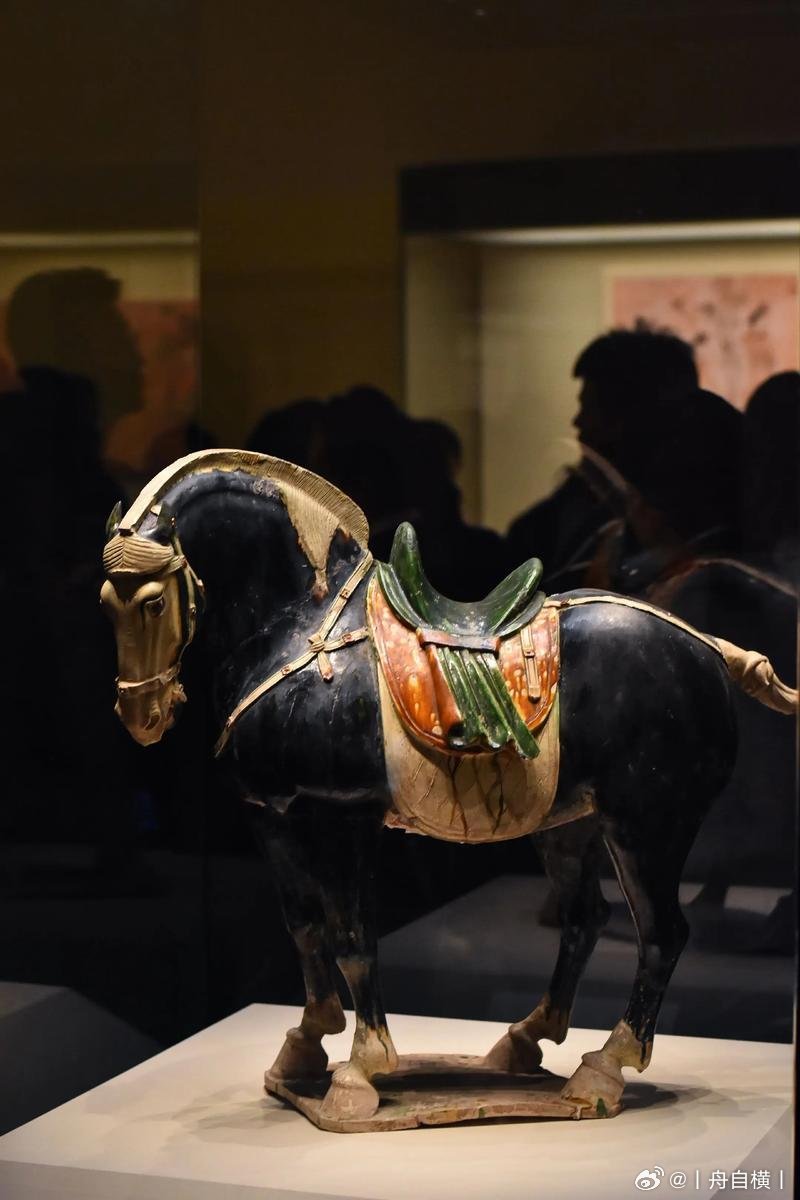 精品三彩马东圪垱120墓出土的三彩马是唐代三彩陶器的珍贵代表。1977年出土于河