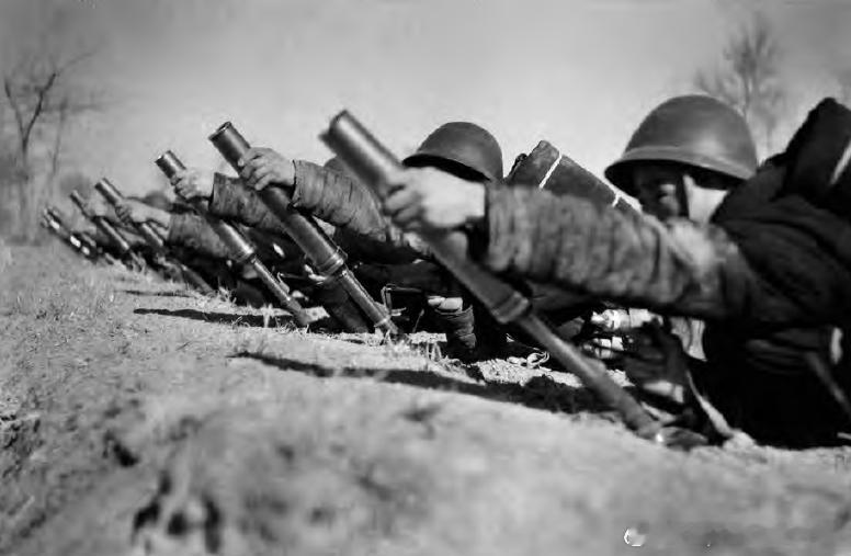 1944年冀中八路军在进行掷弹筒的操作训练，石少华摄影。1940年百团大战后，彭
