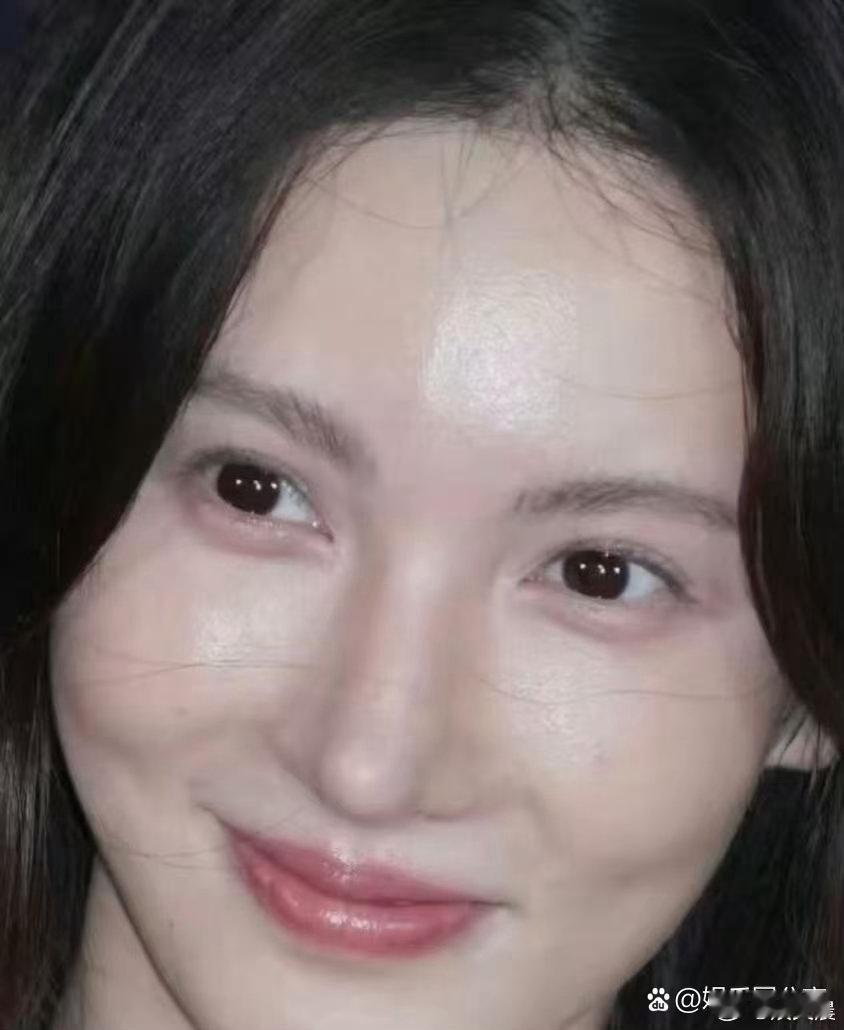 金晨一身素雅穿搭氛围感十足，清冷气质干净灵动，简约穿搭褪去繁杂，愈发衬出绝佳颜值