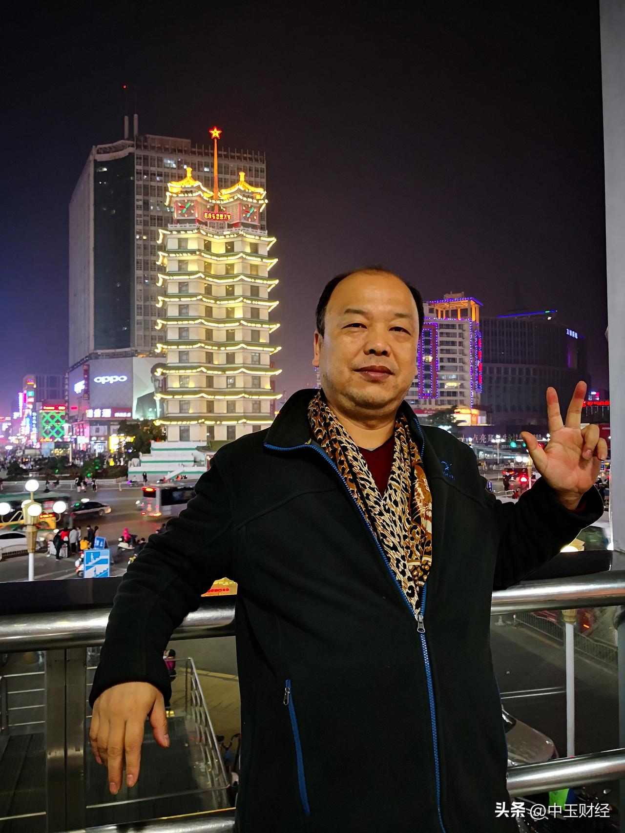 晒出你的本地生活在初春的夜晚，建议你到郑州二七广场，畅意的游一下。体验百年德化街