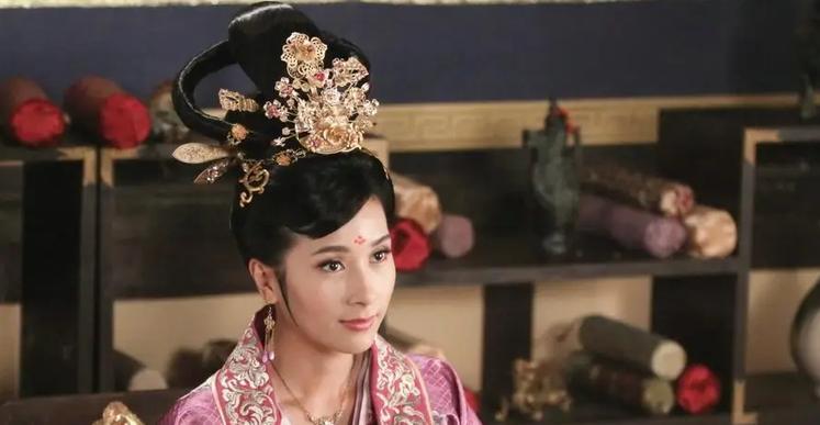 韦皇后熟睡之际，25 岁的李隆基骤然闯入寝宫。韦皇后又惊又怒，厉声呵斥：“大胆逆