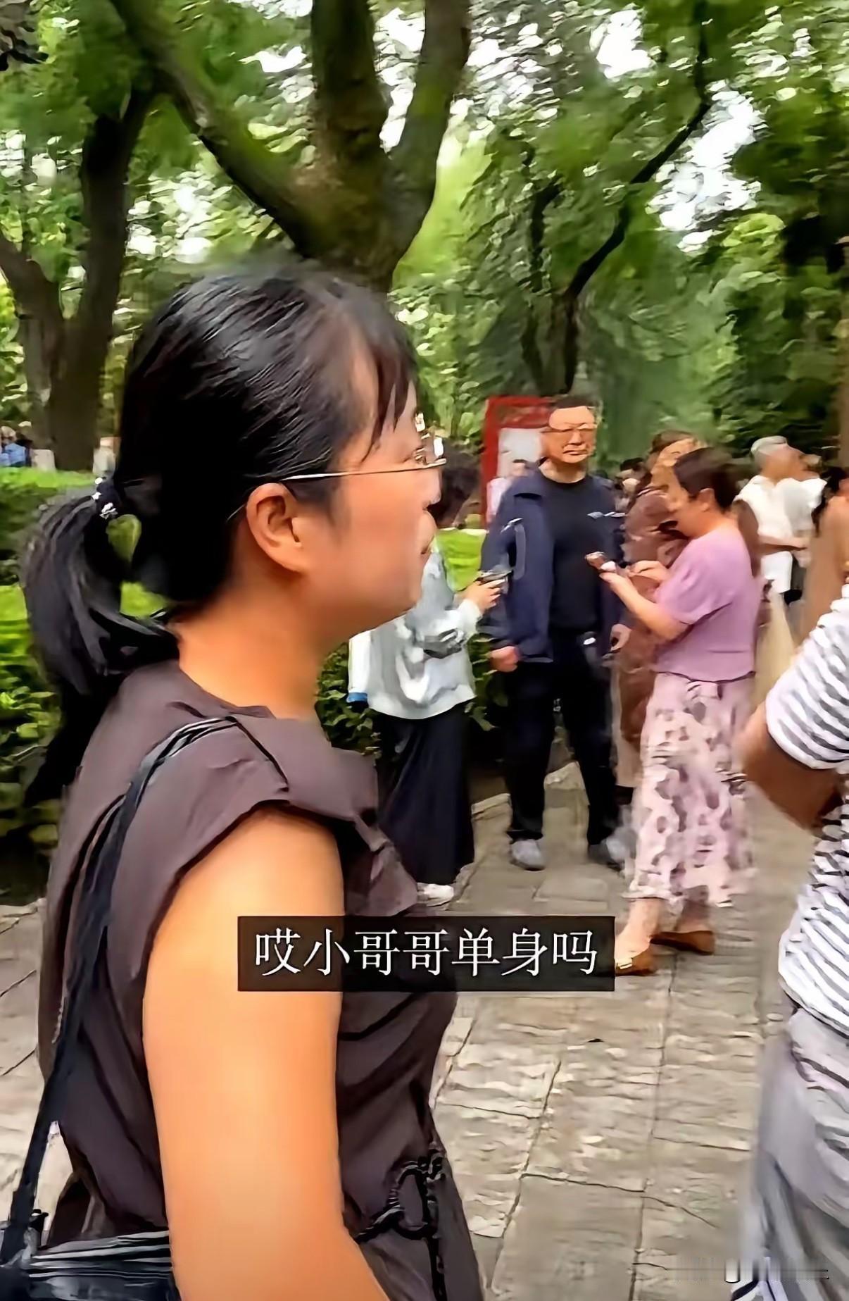 “宁愿去摸三相电，老子也不摸你！”
这位1985年的39岁相亲女子，提出30万高