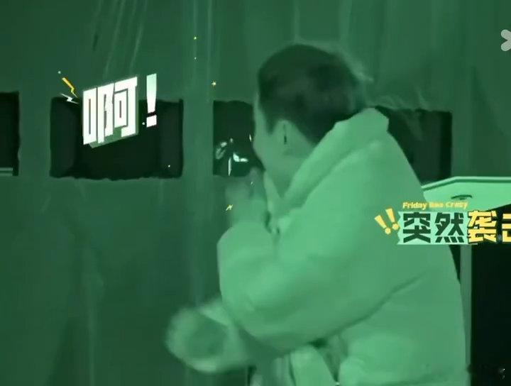 魏大勋把徐志胜当陀螺抽 趁虚而入的魏大勋也太 “坏” 啦，抓住徐志胜夜盲的短板，