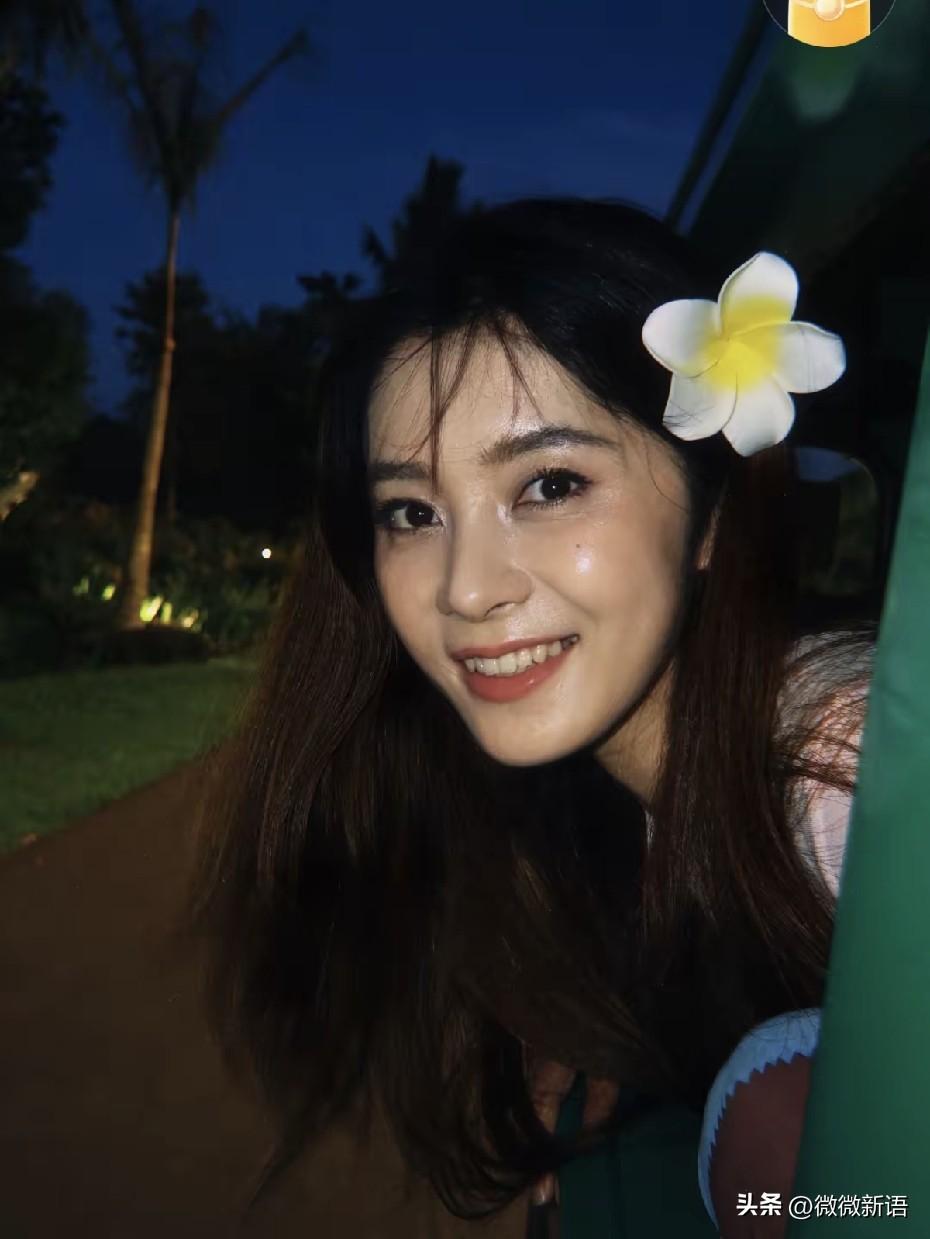 梁靖崑镜头下的奚美丽笑的好幸福啊，奚美丽哦旅游照片发了那么多，只有和老公在一起时