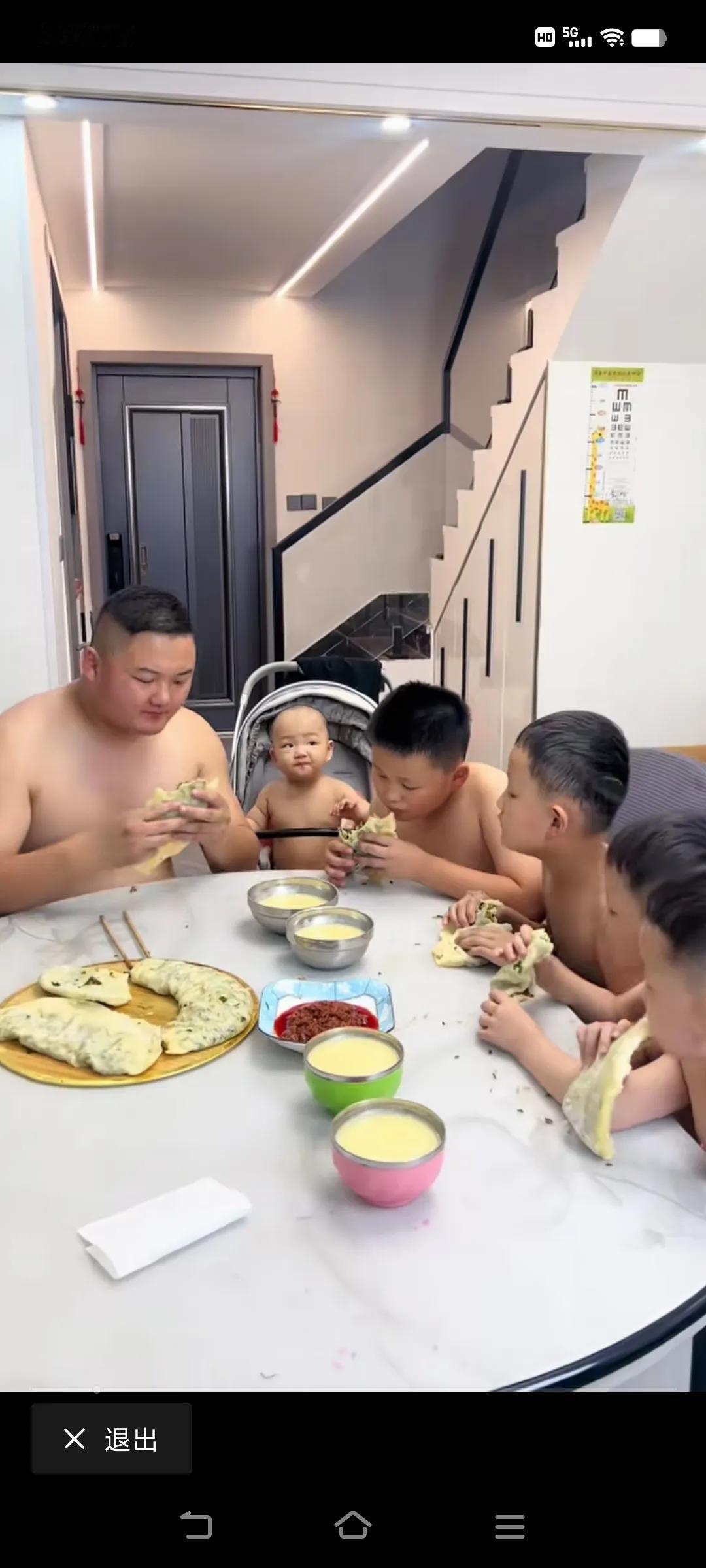 你看一看，这一桌子的“饭老爷”也太让人高兴了，你说那个不能吃！哈哈…隔壁邻居家的