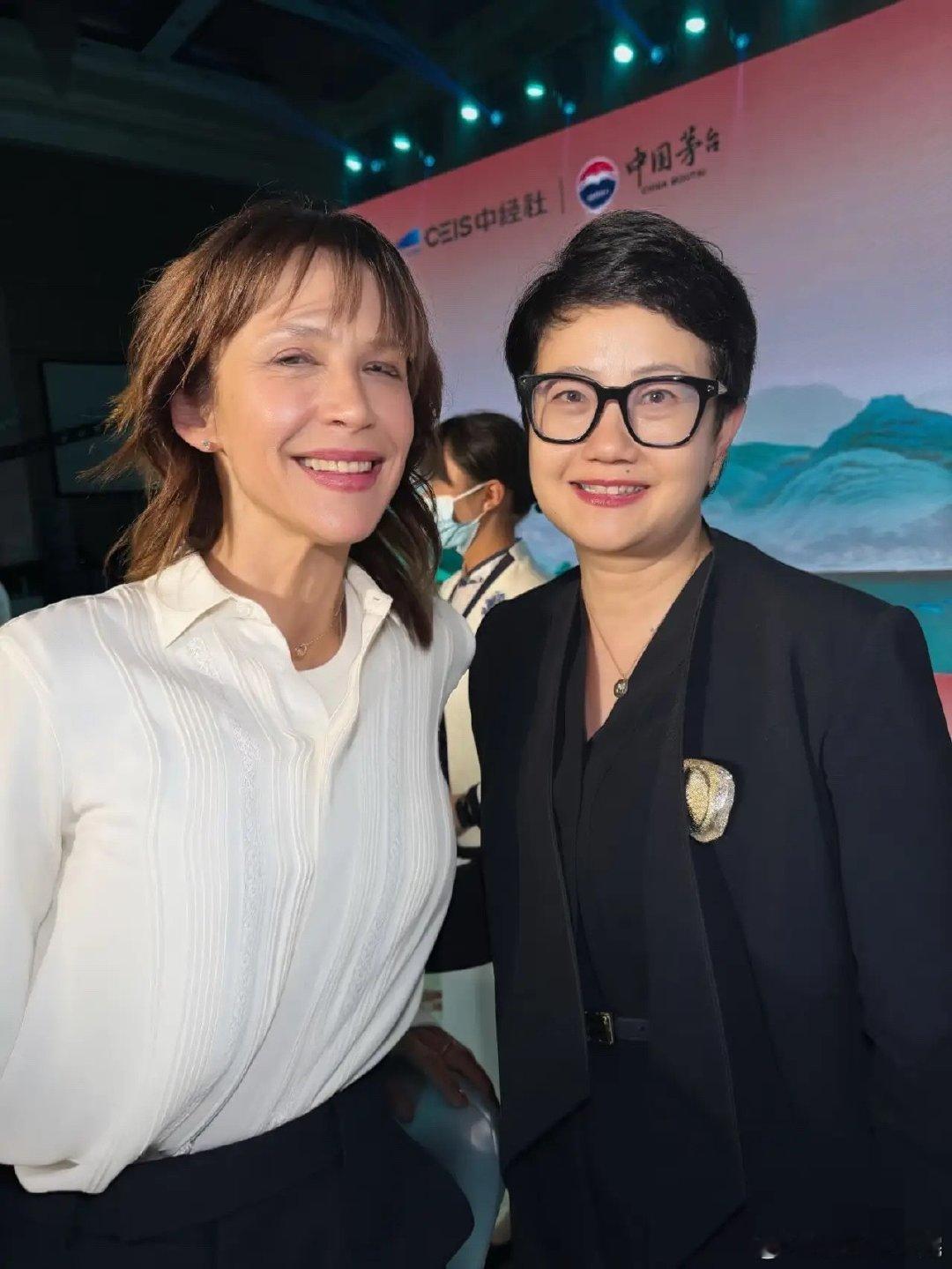 苏菲玛索现身中国贵州茅台镇参加2025赤水河论坛，59岁的她老了不少，没有年轻时