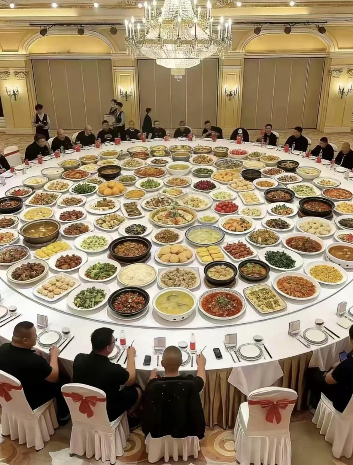 在医院候诊室等后叫号，听到报号，第一次念了一串字母，没人进诊室，第二次又念了一串