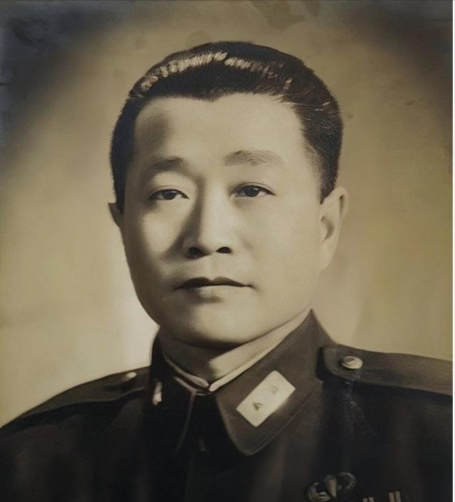 1973年5月8号，杜聿明站在韶山毛主席旧居门前，突然转头对身边工作人员说：“我