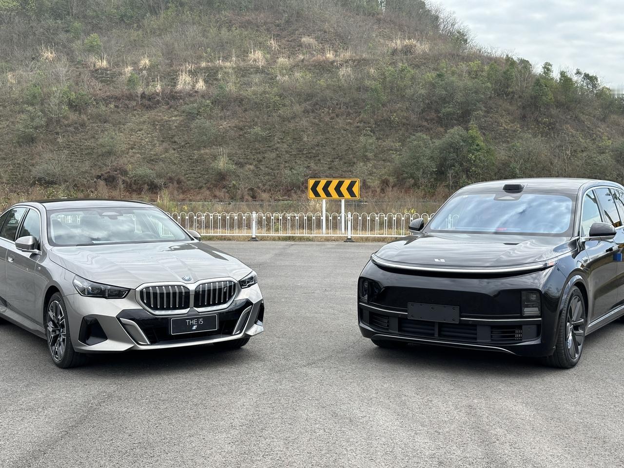 宝马i5和理想L9，看似两款定位不同的车，其实价位和人群还是高度重叠的，在考虑品
