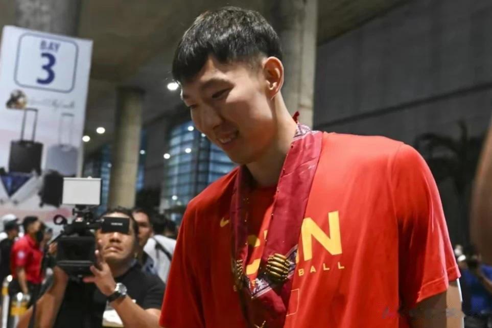 刚刚传来周琦消息

周琦：旁观者清，都对我热身赛近在轻松放篮筐的球不进，我也不满
