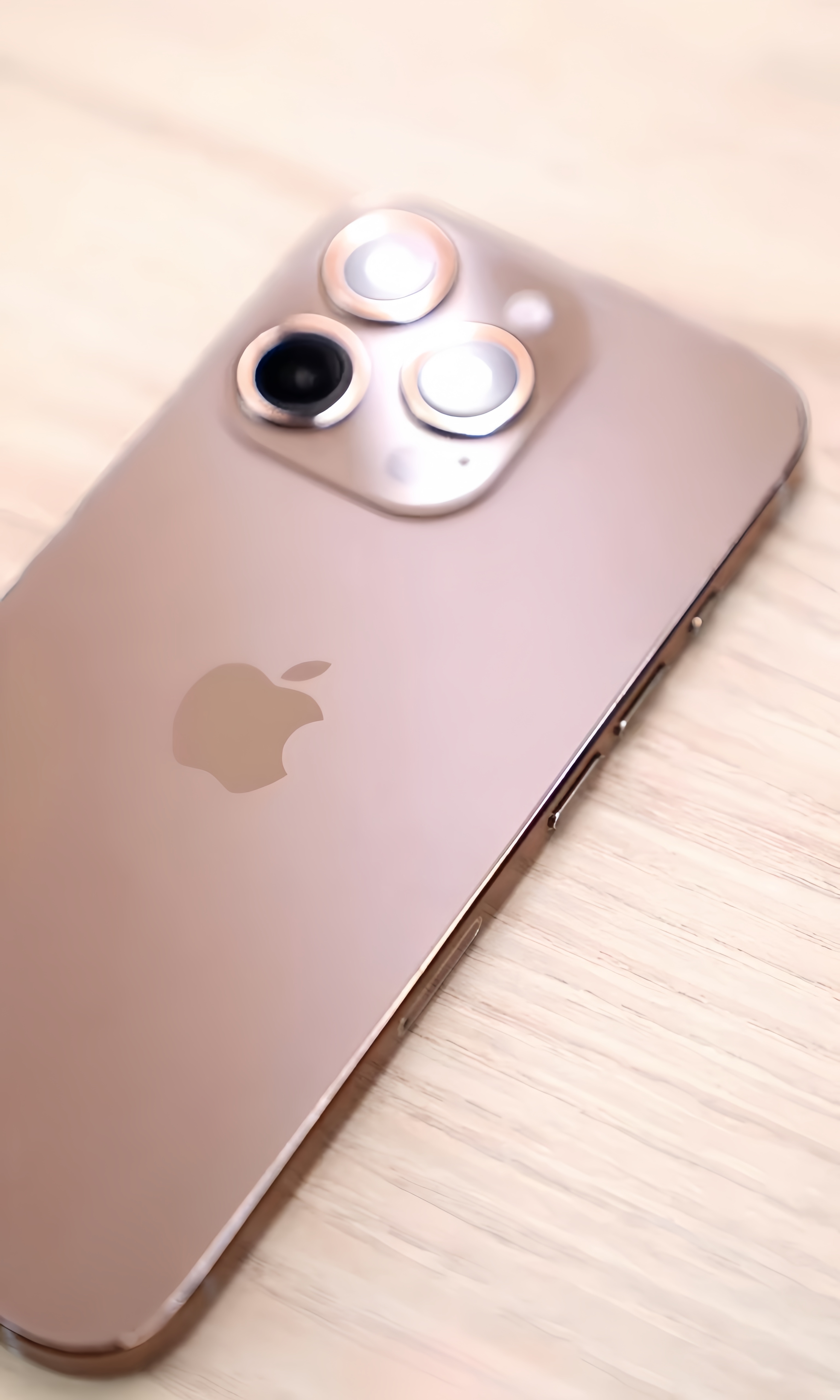 iPhone 16 Pro 金色真机效果，这击中在座各位的审美没有？[并不简单]