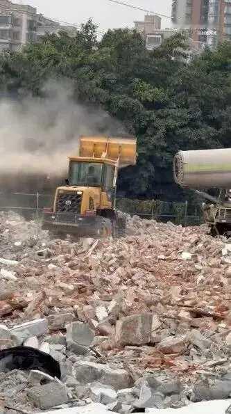 看你们搬不搬？
不搬我就用飞沙走石掩死你。
拆掘机轰隆隆，扬风机嗖嗖嗖。
满地灰