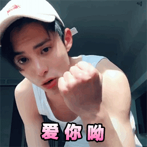 我给大家说一下他不止一个纹身，一共是三个纹身而且都是纪念，两个是纪念自己的角色，