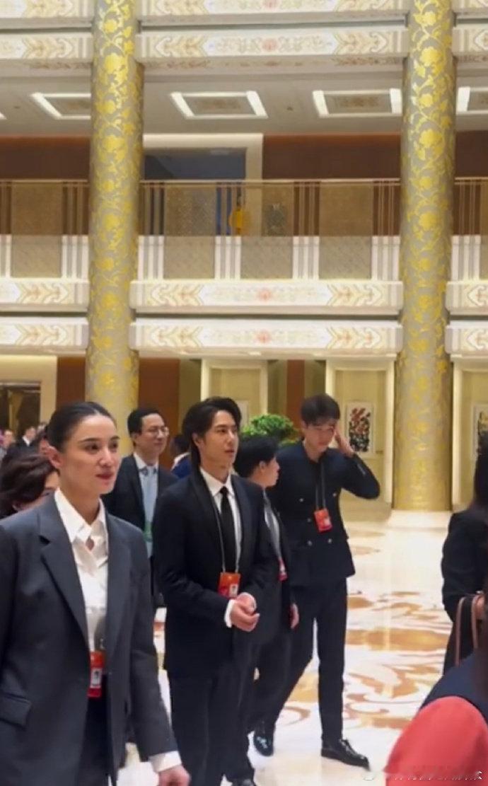 潘展乐王一博破次元同框 王一博与潘展乐同台亮相全球文明对话会议，一个是荧幕硬汉，