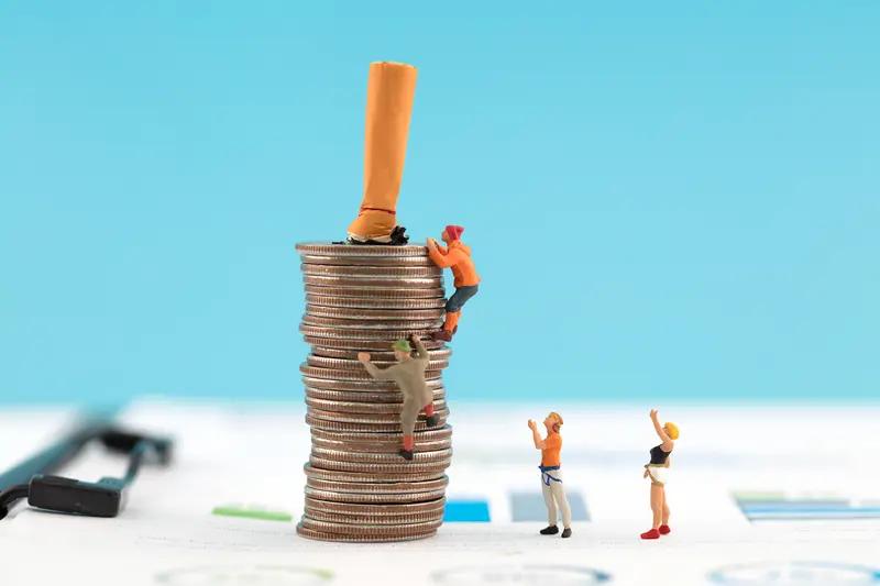 香烟涨价能控烟戒烟吗？这事儿争议不小。专家说要在2030年达到控烟目标，得把烟价