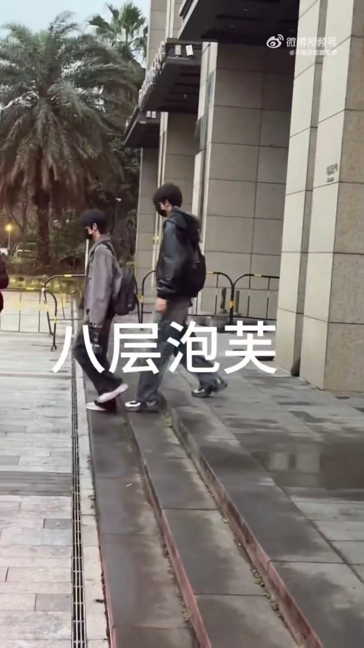 杨博文叠穿张函瑞张桂源杨博文一起上班张函瑞张桂源杨博文一起上班，杨博文叠穿，白衬