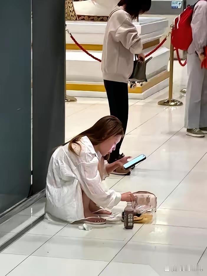 真的要为曼谷机场蹲地吃面的姑娘说句公道话，这哪是失仪态，分明是成年人藏不住的疲惫