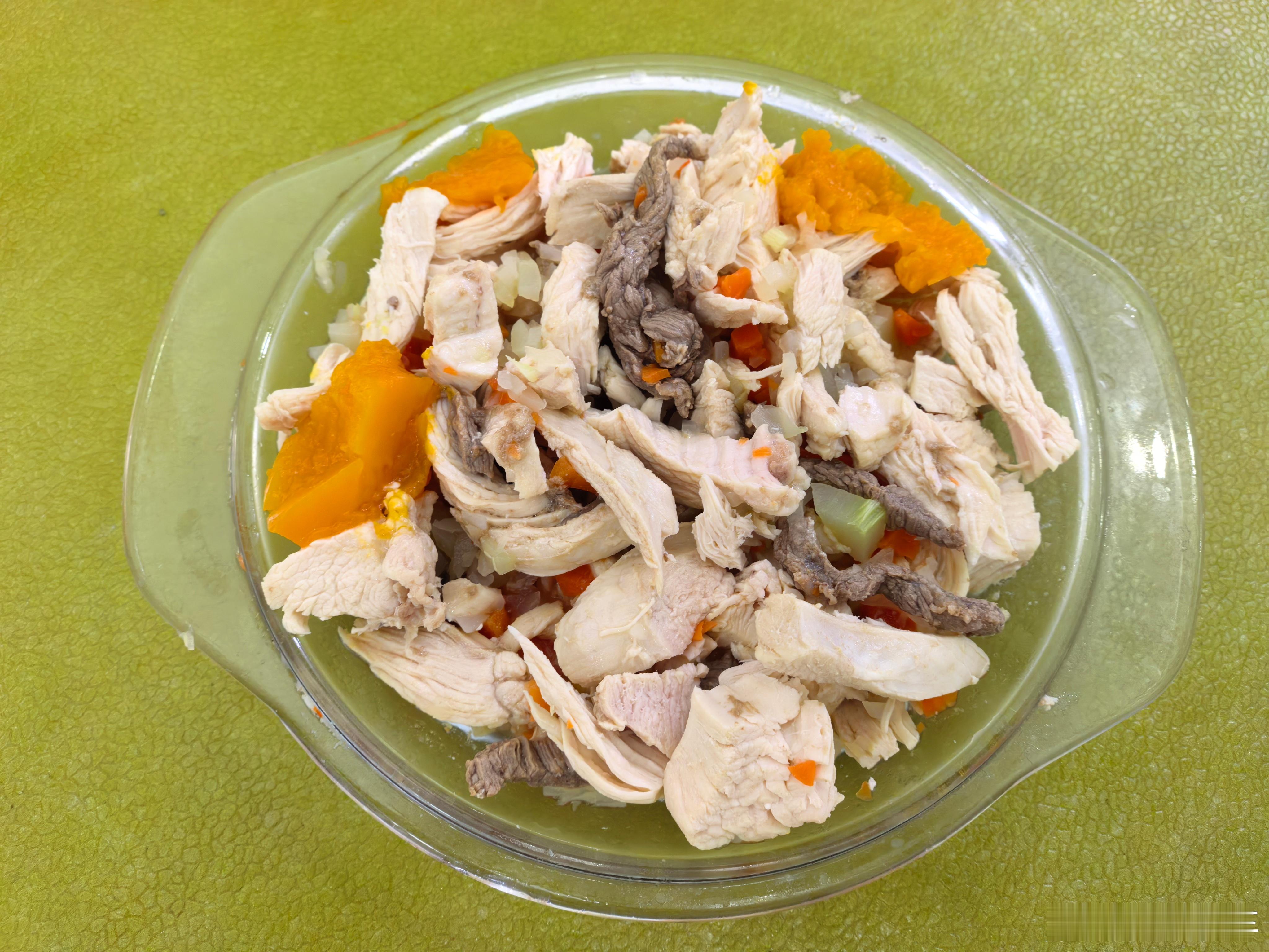 我的饭和有财的饭有什么区别呢？我吃荞麦面+西兰花+南瓜+小咸菜有财吃鸡胸肉+牛肉