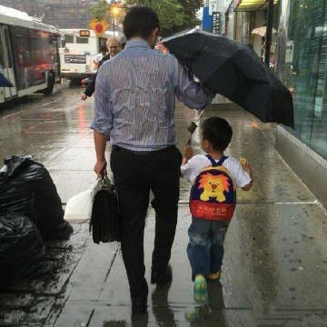 “你要记得那些大雨中为你撑伞的人，帮你挡住外来之物的人，黑暗中默默抱紧你的人，逗
