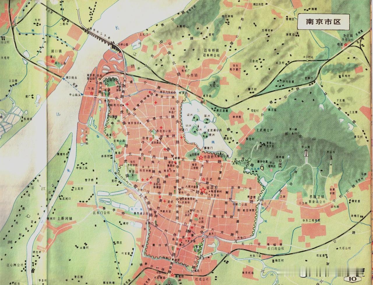 1984年南京市区地图。这个时候的南京城区面积还不大，几乎就是在明代南京城池范围